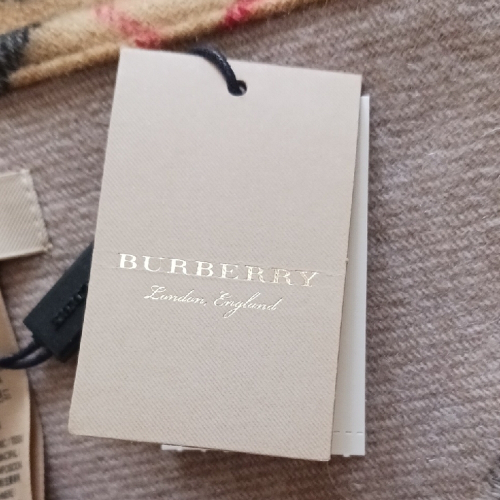 Burberry Plaid Fringe Shawl, Brand New Withv Tags. 100% Authentic - Picture 3 of 6